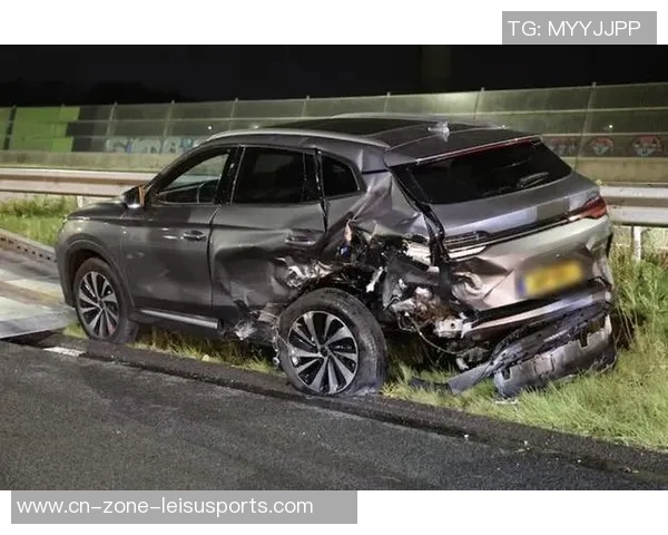 荷兰前国脚经历惊险四车连环撞击兰博基尼惨遭报废